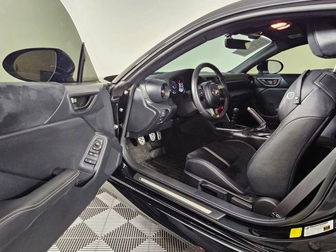 Used 2025 Toyota GR86 Premium w/ ALL Weather Mat Package (TMS) image 17