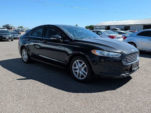 Used 2015 Ford Fusion SE FWD image 2