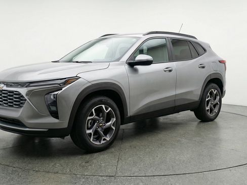 Used 2025 Chevrolet Trax LT w/ LT Convenience Package image 3