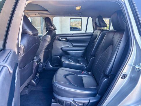 Used 2024 Toyota Highlander XLE FWD image 21