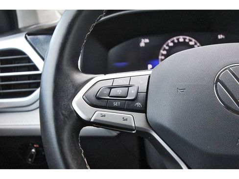 Used 2025 Volkswagen Taos SE image 19