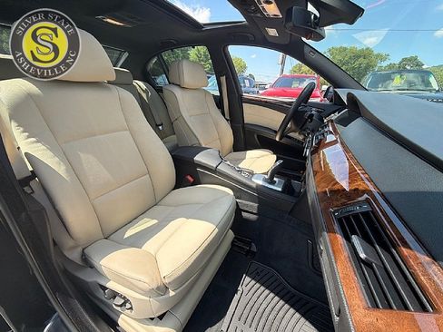 Used 2010 BMW 528i Sedan w/ Sport Pkg RWD image 16