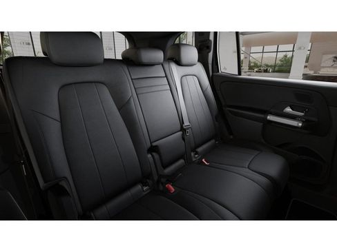 Used 2026 Mercedes-Benz GLB 250 4MATIC image 5