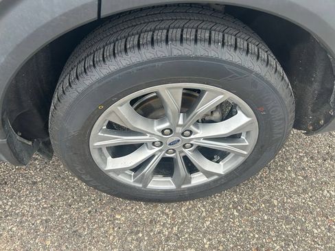 Used 2021 Ford Explorer XLT w/ Equipment Group 202A AWD/4WD image 9
