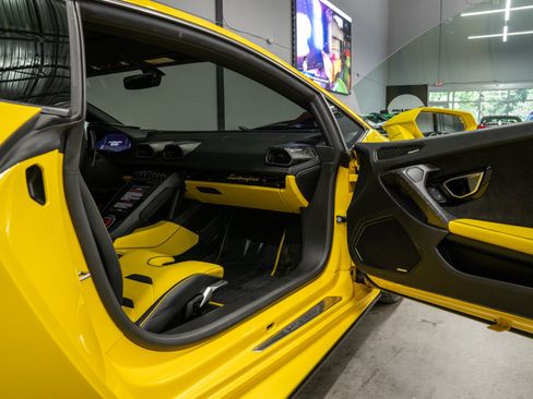 Used 2021 Lamborghini Huracan EVO RWD image 34