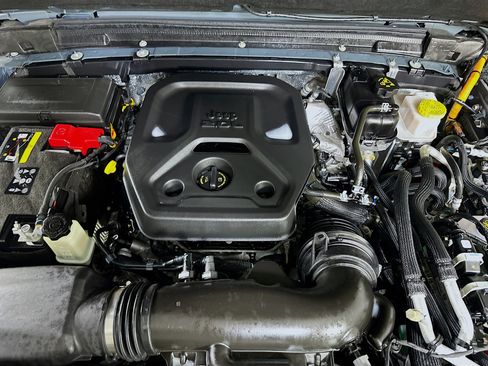 Used 2025 Jeep Wrangler Sahara image 30