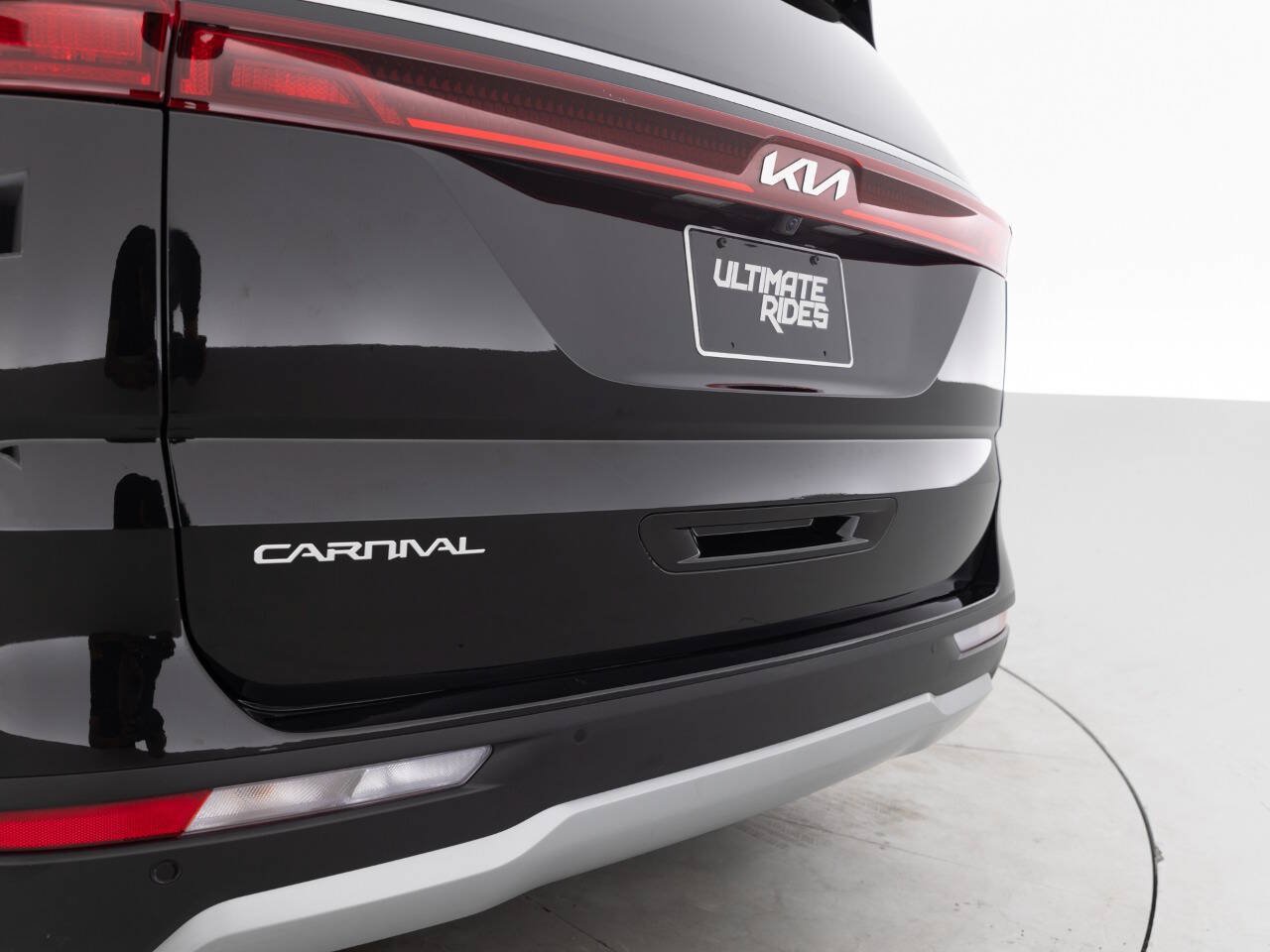 Used 2023 Kia Carnival LX FWD image 16