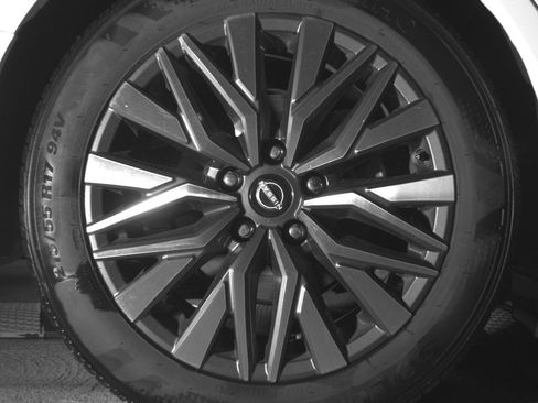 Used 2025 Nissan Altima 2.5 SV FWD image 15