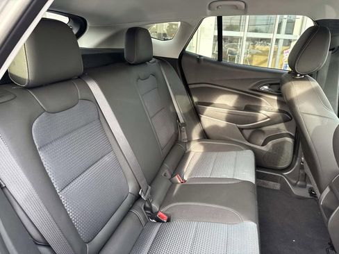 Used 2025 Chevrolet Trax LT w/ LT Convenience Package image 10