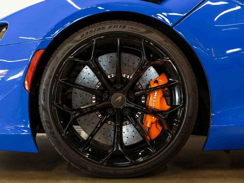 Used 2025 McLaren Artura Spider RWD image 18