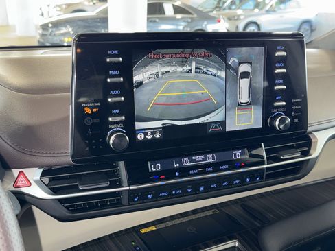 Used 2024 Toyota Sienna Platinum image 26