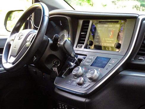 Used 2017 Toyota Sienna SE FWD image 31