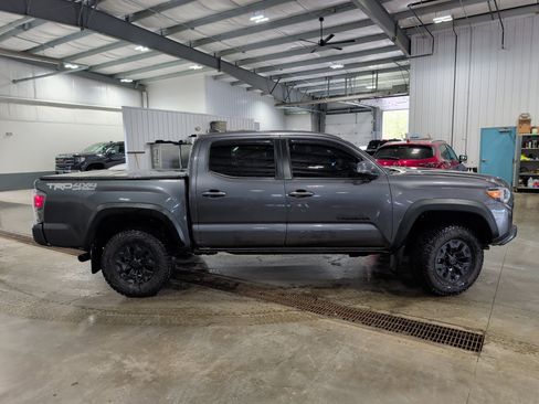 Used 2021 Toyota Tacoma TRD Off-Road w/ Technology Package AWD/4WD image 2