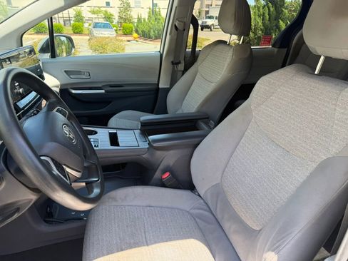 Used 2021 Toyota Sienna LE FWD image 9