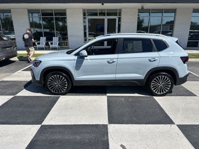 Used 2025 Volkswagen Taos SE w/ Panoramic Sunroof Package