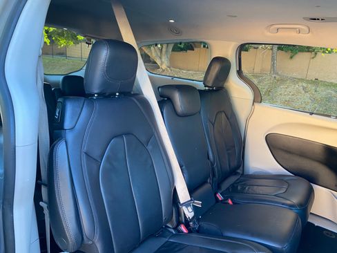 Used 2017 Chrysler Pacifica Touring-L image 40