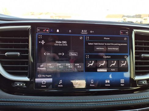 Used 2021 Chrysler Pacifica Touring-L image 5