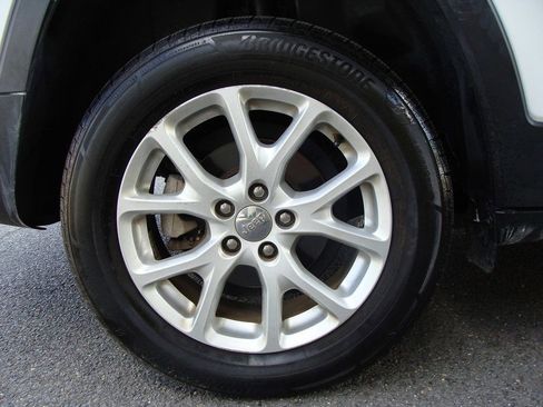 Used 2017 Jeep Cherokee Sport image 30