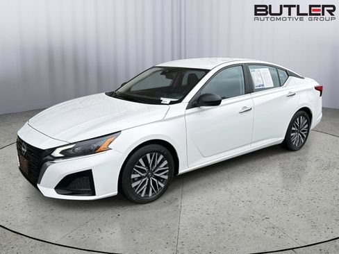 Used 2025 Nissan Altima 2.5 SV FWD image 2
