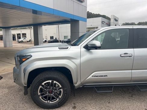 Used 2024 Toyota Tacoma TRD Sport w/ TRD Sport Premium Package AWD/4WD image 2