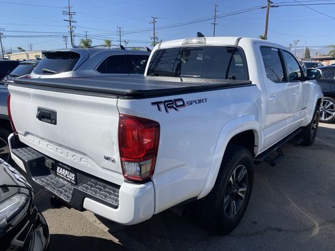 Used 2017 Toyota Tacoma TRD Sport w/ Tow Package RWD image 10