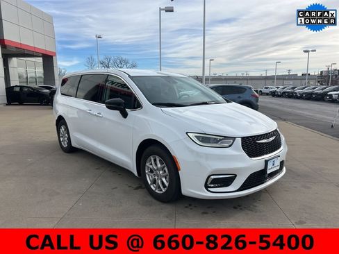 Used 2024 Chrysler Pacifica Touring-L image 3