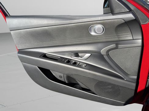 Used 2025 Hyundai Elantra SE image 22