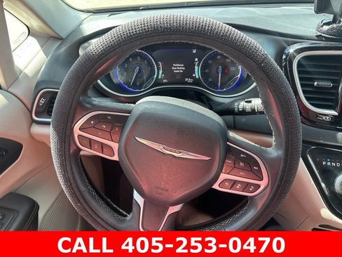 Used 2023 Chrysler Pacifica Touring-L FWD image 12