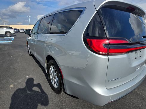Used 2024 Chrysler Pacifica Touring-L image 6