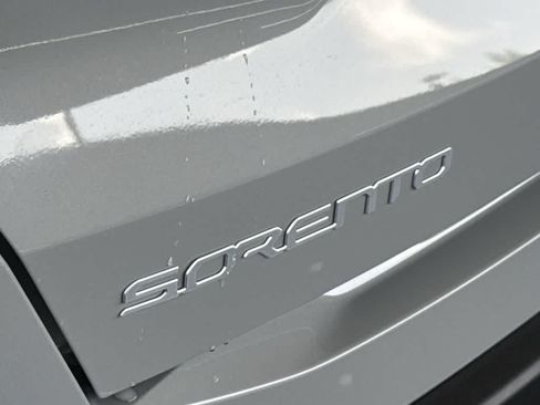 Used 2025 Kia Sorento S FWD image 10