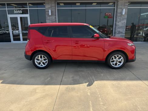 Used 2022 Kia Soul LX w/ Technology Package FWD image 2