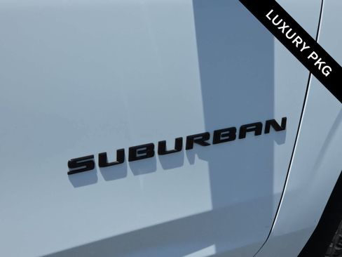 Used 2024 Chevrolet Suburban Z71 w/ Luxury Package AWD/4WD image 11