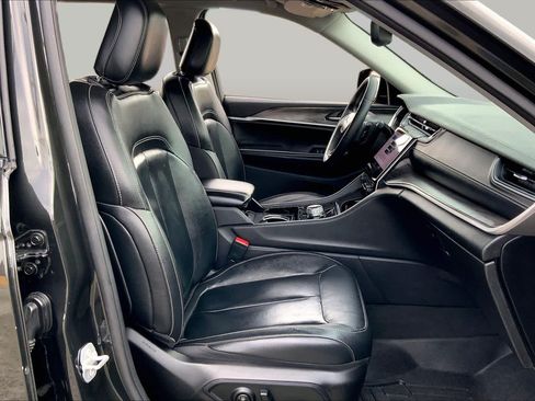 Used 2023 Jeep Grand Cherokee L Limited w/ Black Appearance Package RWD image 9