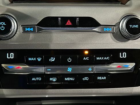 Used 2021 Ford Explorer XLT w/ Equipment Group 202A AWD/4WD image 94