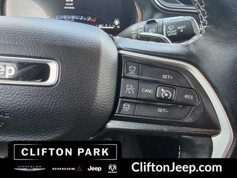 Used 2022 Jeep Grand Cherokee L Laredo w/ Luxury Tech Group I AWD/4WD image 25