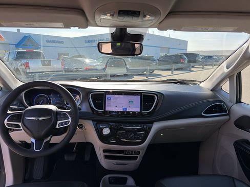 Used 2023 Chrysler Pacifica Touring-L image 27