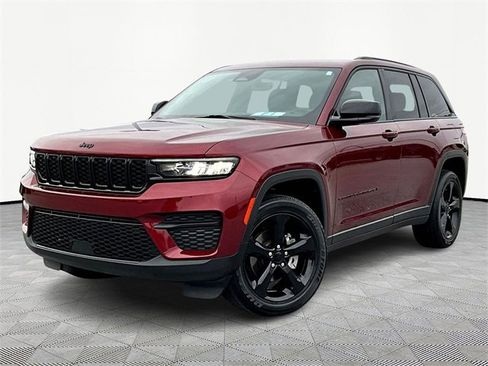 Used 2023 Jeep Grand Cherokee Altitude image 3