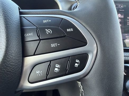 Used 2024 Chrysler Pacifica Touring-L image 24