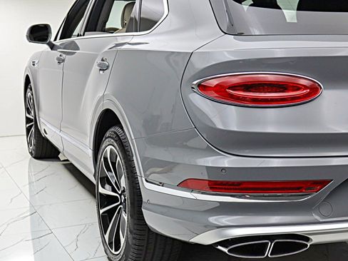 Used 2024 Bentley Bentayga Extended Wheelbase AWD/4WD image 10