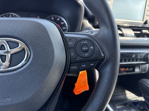 Used 2019 Toyota RAV4 LE AWD/4WD image 25