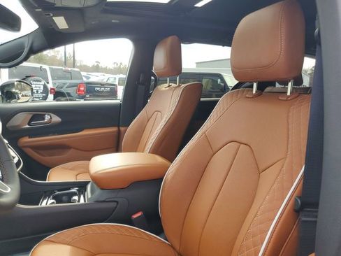 New 2026 Chrysler Pacifica Pinnacle image 16