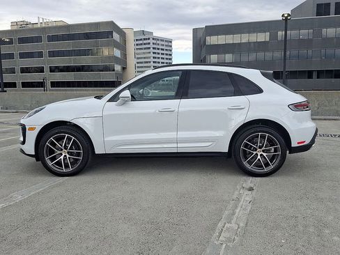 Used 2025 Porsche Macan image 2