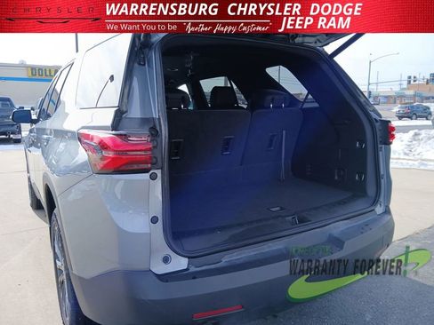 Used 2024 Chevrolet Traverse RS image 33