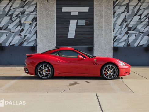Used 2010 Ferrari California RWD image 17