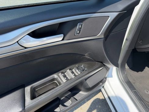Used 2020 Ford Fusion SE FWD image 13
