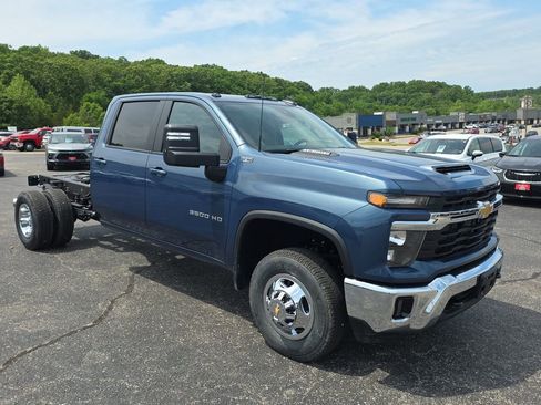 New 2026 Chevrolet Silverado 3500 LT w/ Convenience Package AWD/4WD image 2