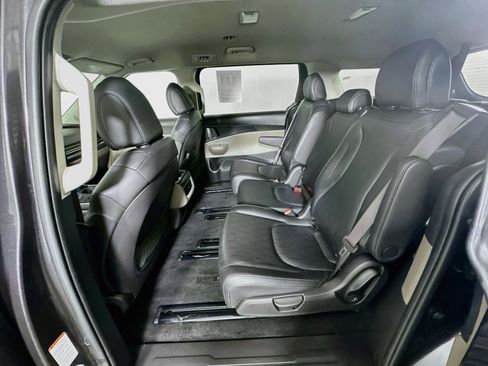 Used 2025 Kia Carnival FWD image 25