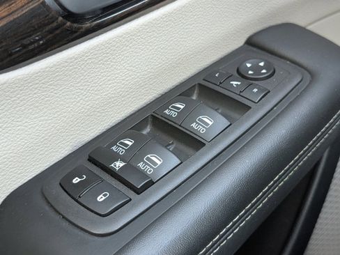 Used 2024 Chrysler Pacifica Limited image 25