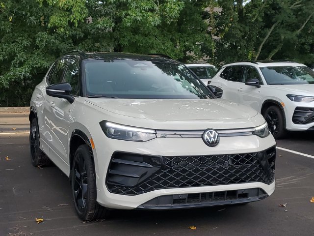 New 2026 Volkswagen Tiguan SE R-Line FWD image 3