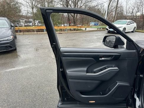 Used 2022 Toyota Highlander XLE AWD/4WD image 26